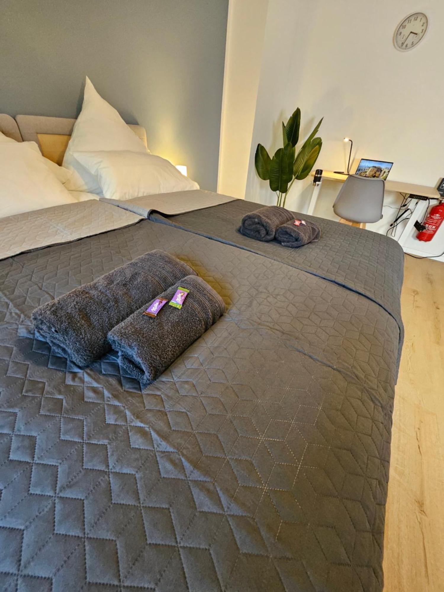 Modern Homes - Voll Ausgestatte Wohnung - Balkon - Hotelbetten - 4K Tv - Wlan Moers Exterior foto